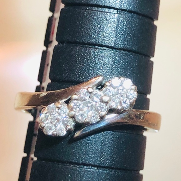 Jewelry - 14k White Gold 3 Flower Diamond Ring. Size 5